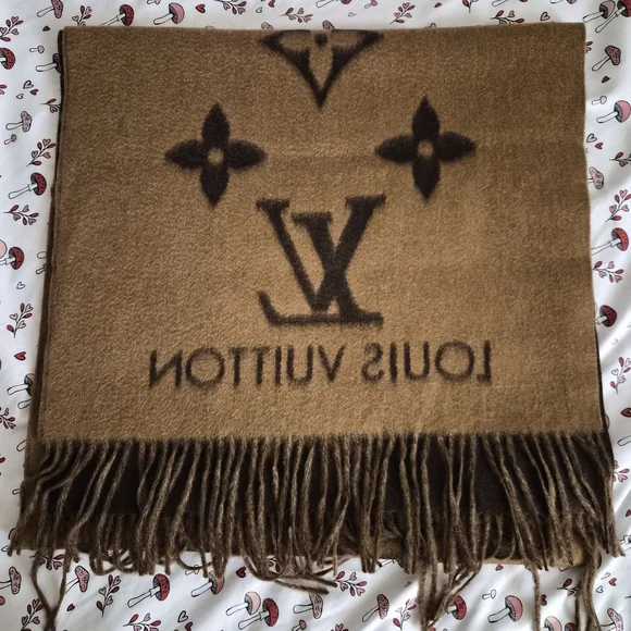 Louis Vuitton Elegant Brown Monogram Scarf